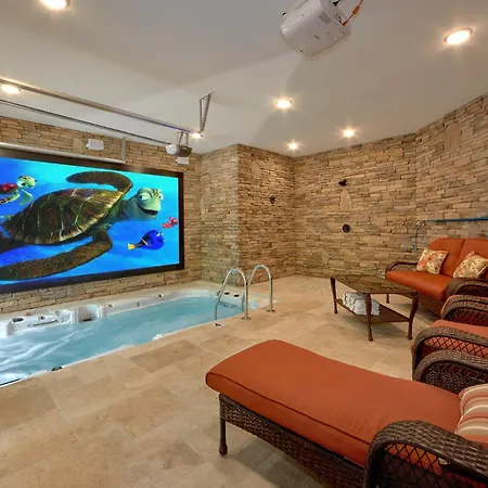 Villa Poolin Around